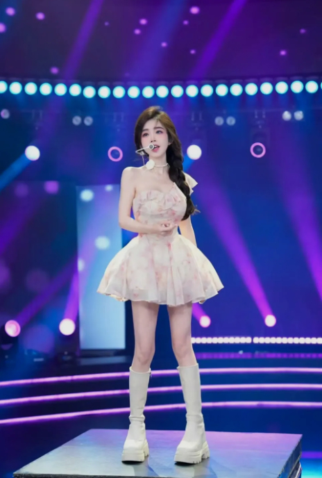 Livestream với mặt mộc, nữ streamer bị 