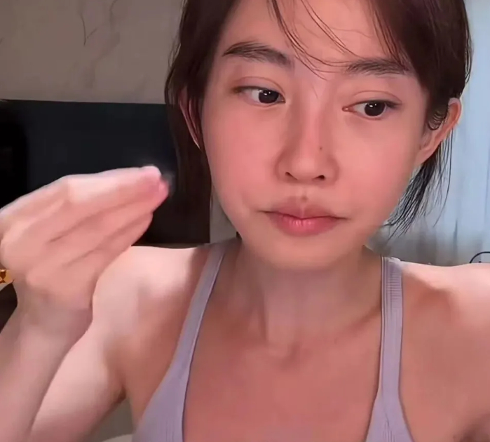 Livestream với mặt mộc, nữ streamer bị 