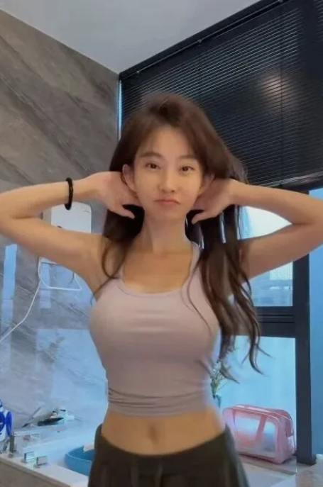 Livestream với mặt mộc, nữ streamer bị 