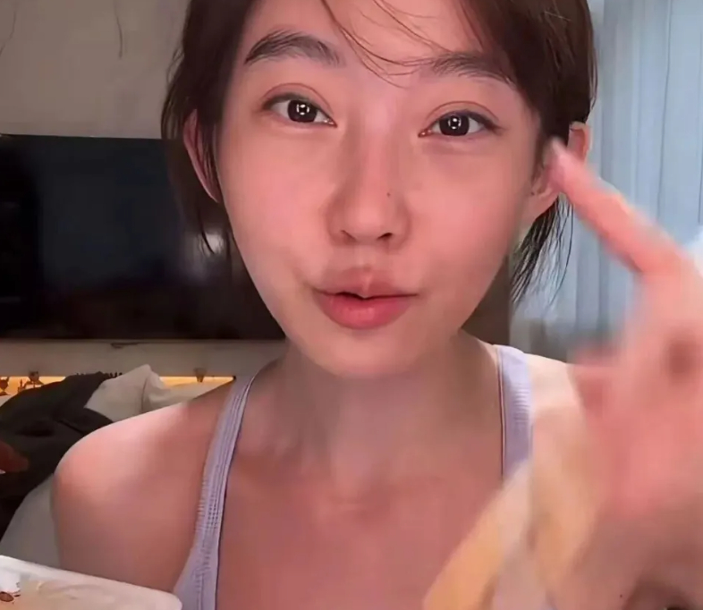 Livestream với mặt mộc, nữ streamer bị 