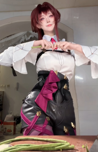 Vừa cosplay, vừa trổ tài 