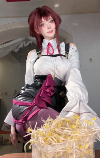 Vừa cosplay, vừa trổ tài 