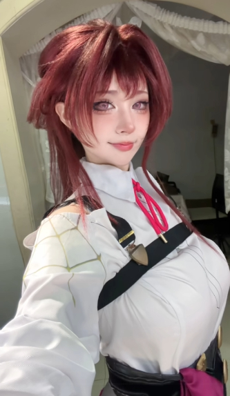 Vừa cosplay, vừa trổ tài 