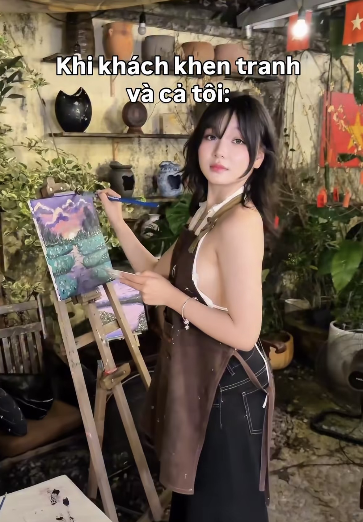 Nụ cười gây thương nhớ của gái xinh vẽ tranh, cầm cọ nhưng khiến trái tim fan nam tan chảy 