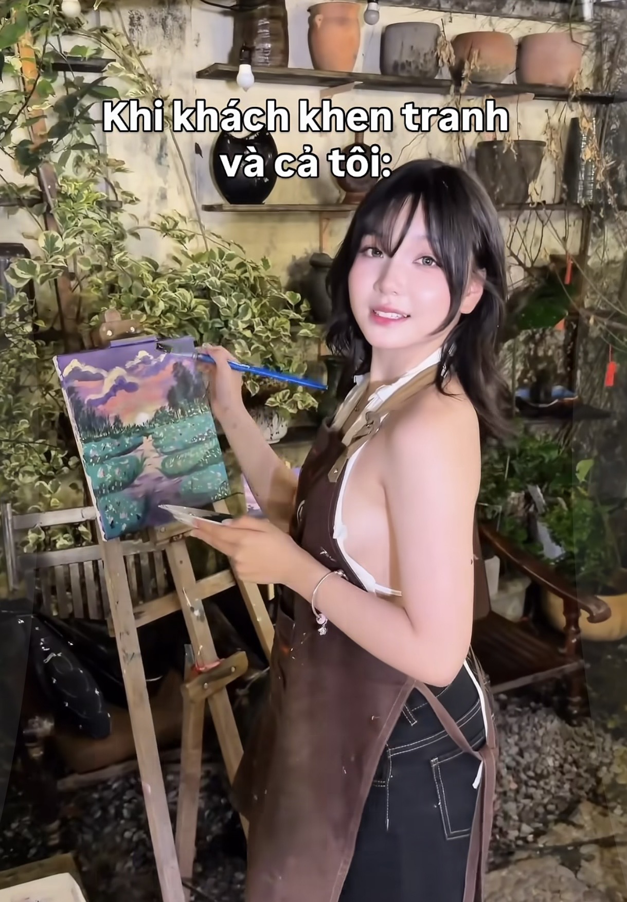 Nụ cười gây thương nhớ của gái xinh vẽ tranh, cầm cọ nhưng khiến trái tim fan nam tan chảy 