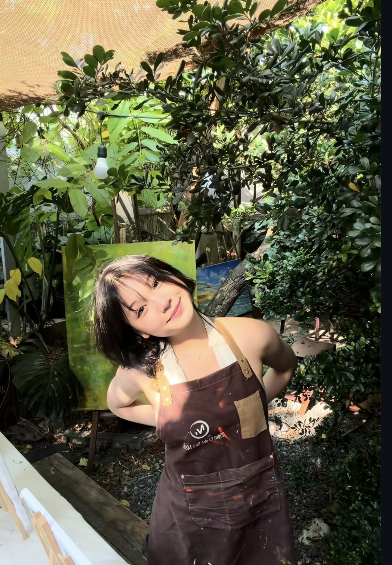 Nụ cười gây thương nhớ của gái xinh vẽ tranh, cầm cọ nhưng khiến trái tim fan nam tan chảy 