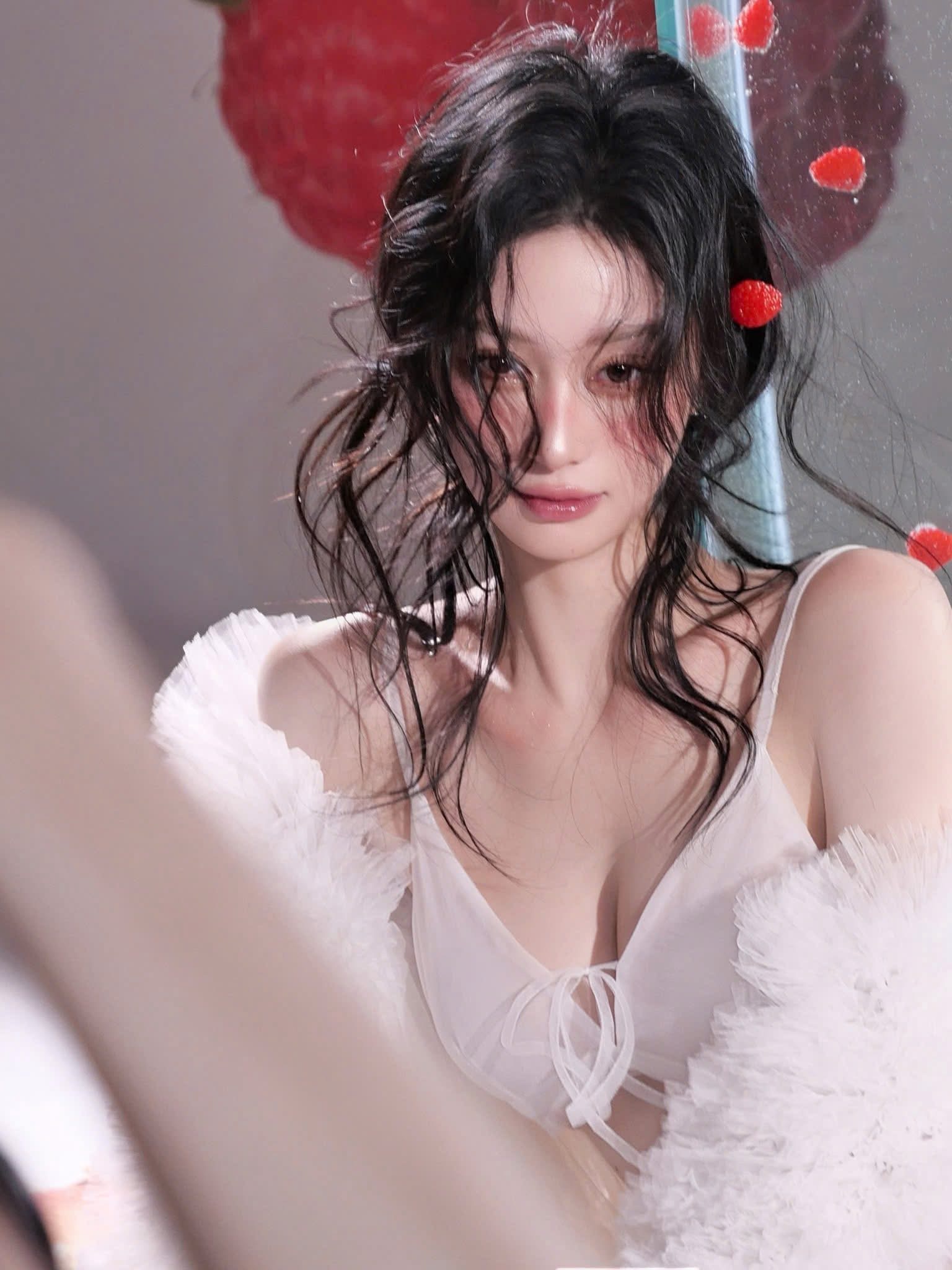 Jun Vũ cosplay Boa Hancock theo phong cách 