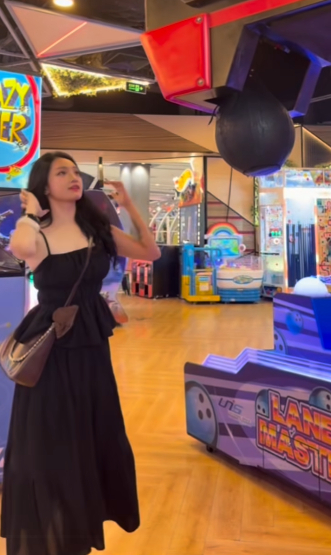 Trực tiếp thị uy sức mạnh, nữ gymer khiến triệu anh em đồng loạt 