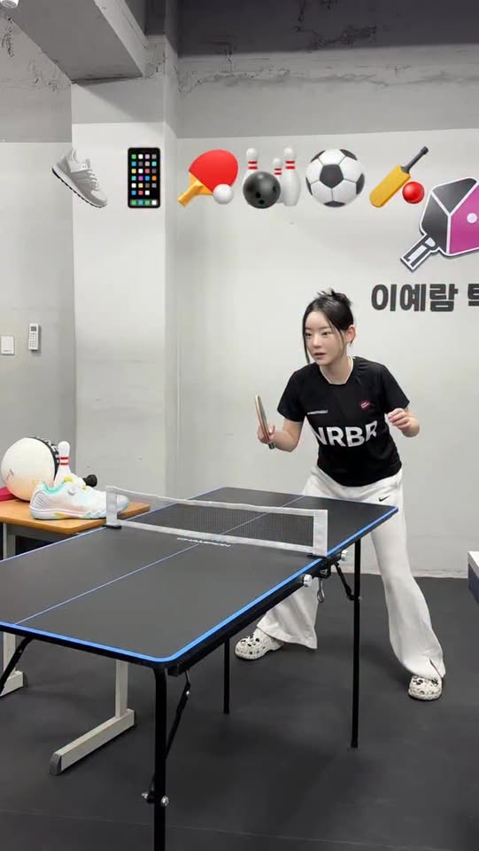 Dạy CDM cách chơi bóng bàn, hot girl bất ngờ 