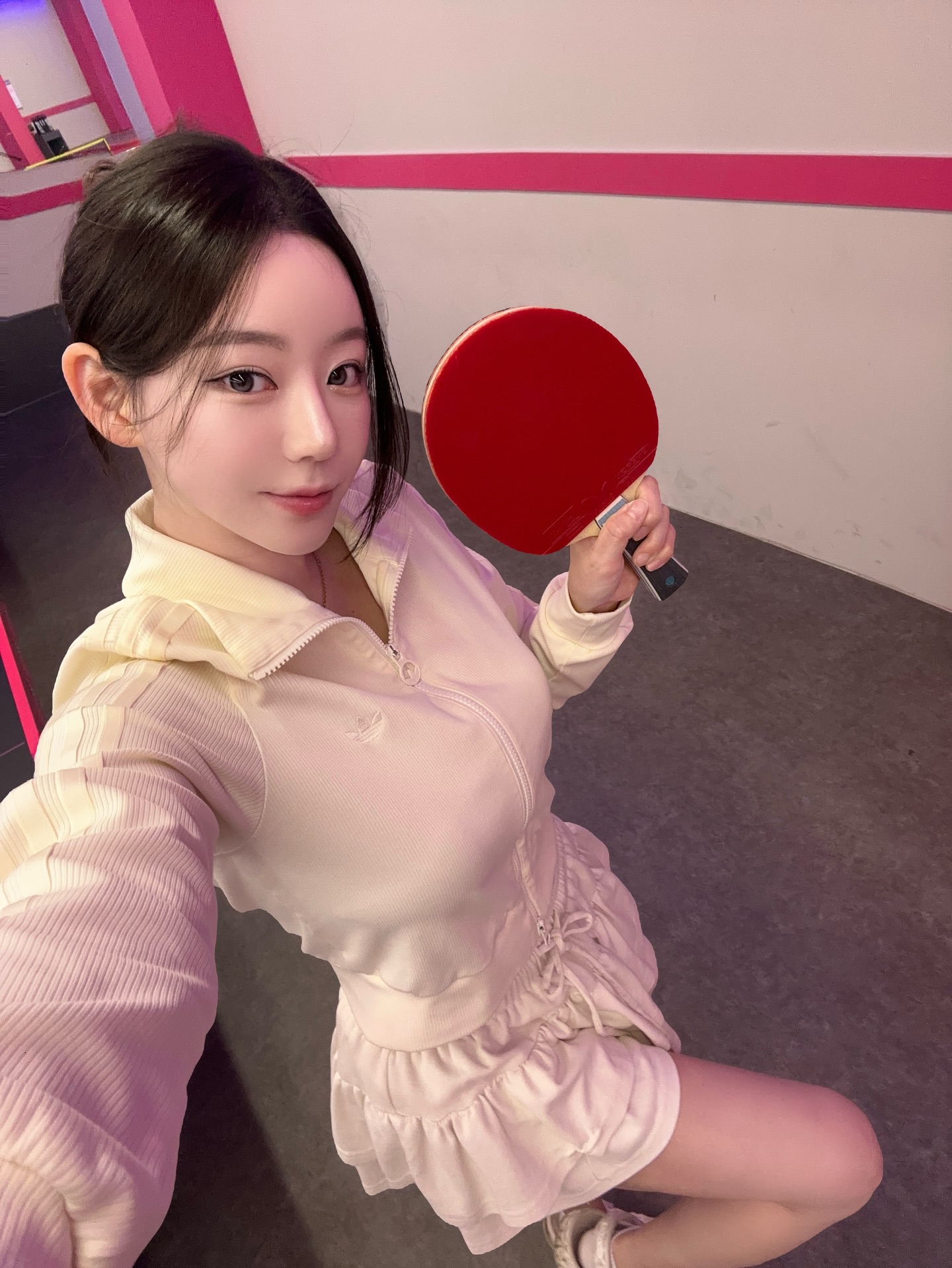 Dạy CDM cách chơi bóng bàn, hot girl bất ngờ 