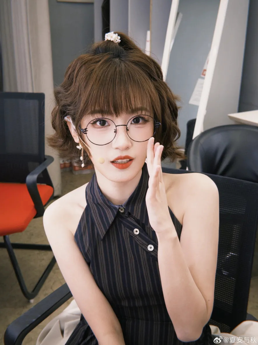 Nữ MC danh tiếng LPL thay đổi ngoại hình khiến fan ngỡ ngàng