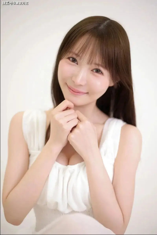 Lại thêm một hot girl tân binh vừa debut, fan bình luận như bước ra từ đồ họa 2D