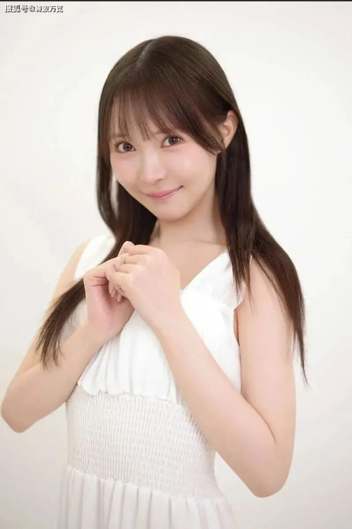 Lại thêm một hot girl tân binh vừa debut, fan bình luận như bước ra từ đồ họa 2D