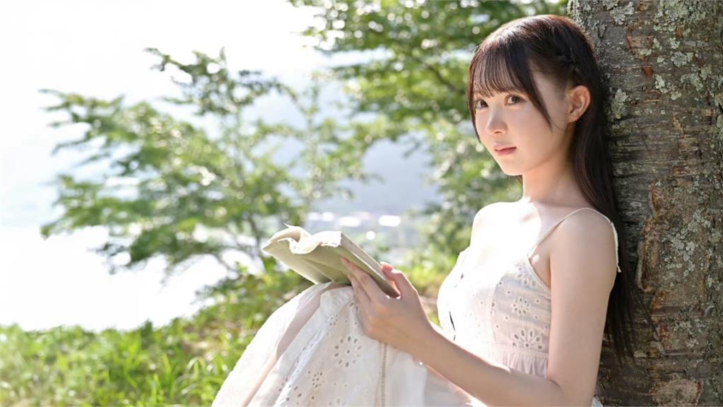 Lại thêm một hot girl tân binh vừa debut, fan bình luận như bước ra từ đồ họa 2D