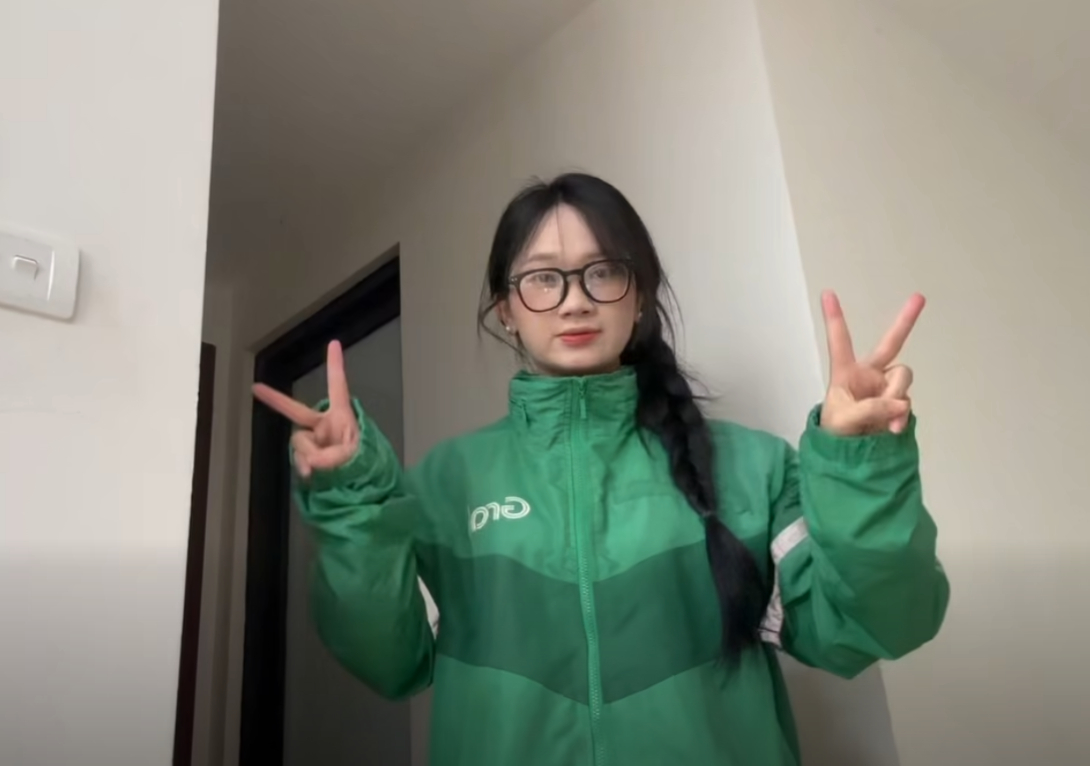 Bắt gặp cô gái chạy Grab, CĐM ngỡ ngàng trước nhan sắc dịu dàng đến khó tin