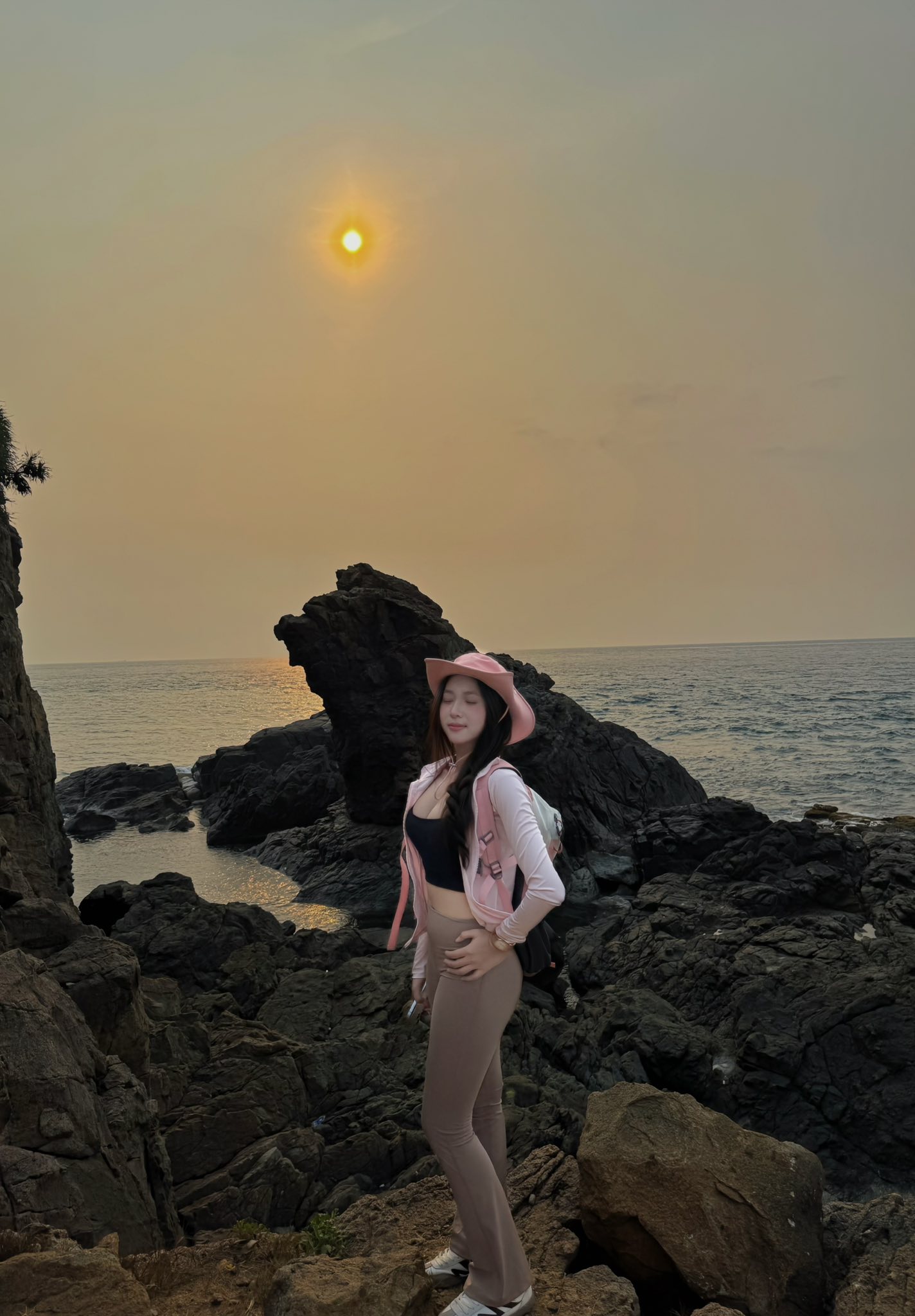 Mê mẩn với bộ ảnh Trekking đẹp như phim của hot girl xinh đẹp