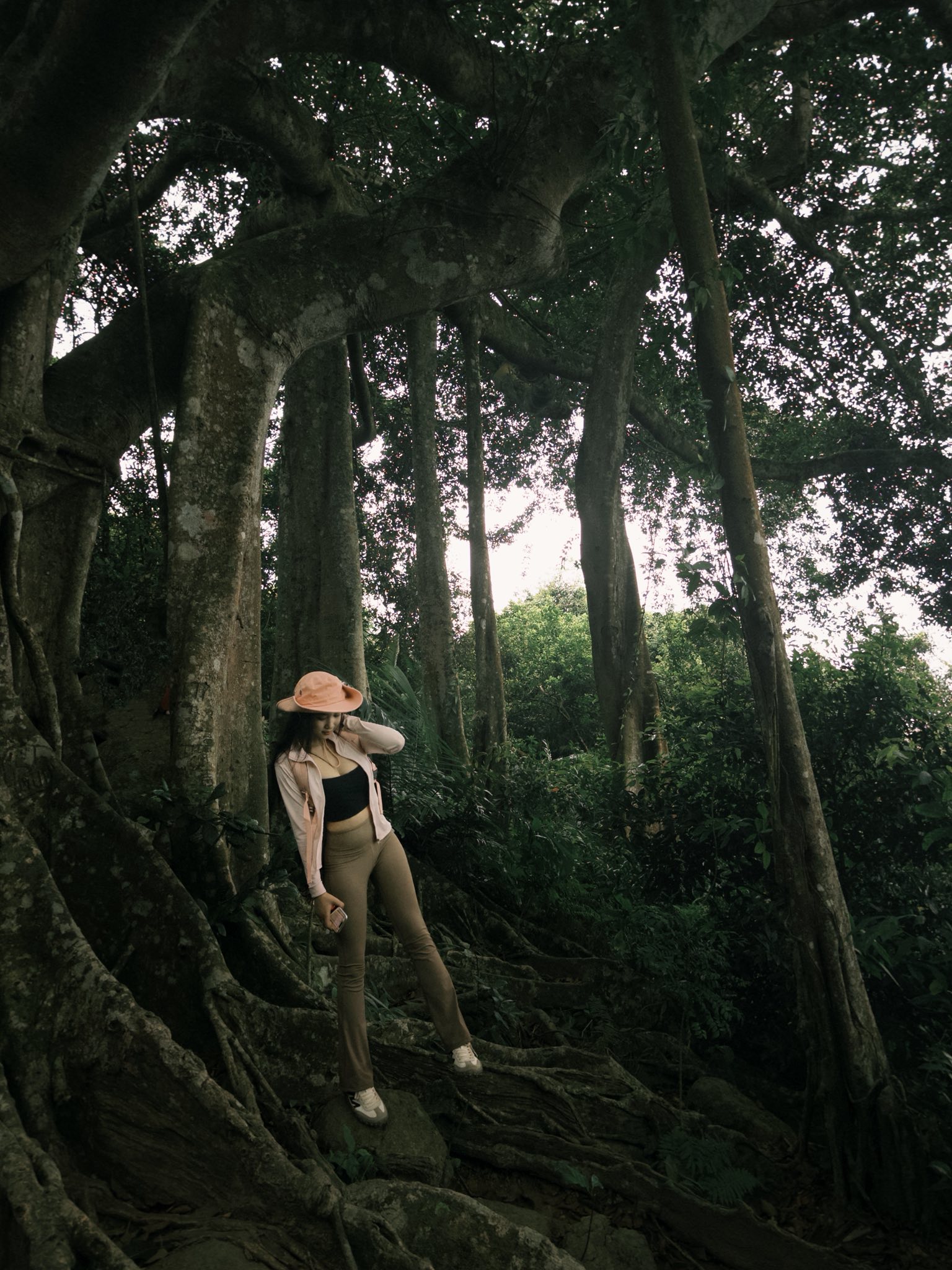 Mê mẩn với bộ ảnh Trekking đẹp như phim của hot girl xinh đẹp