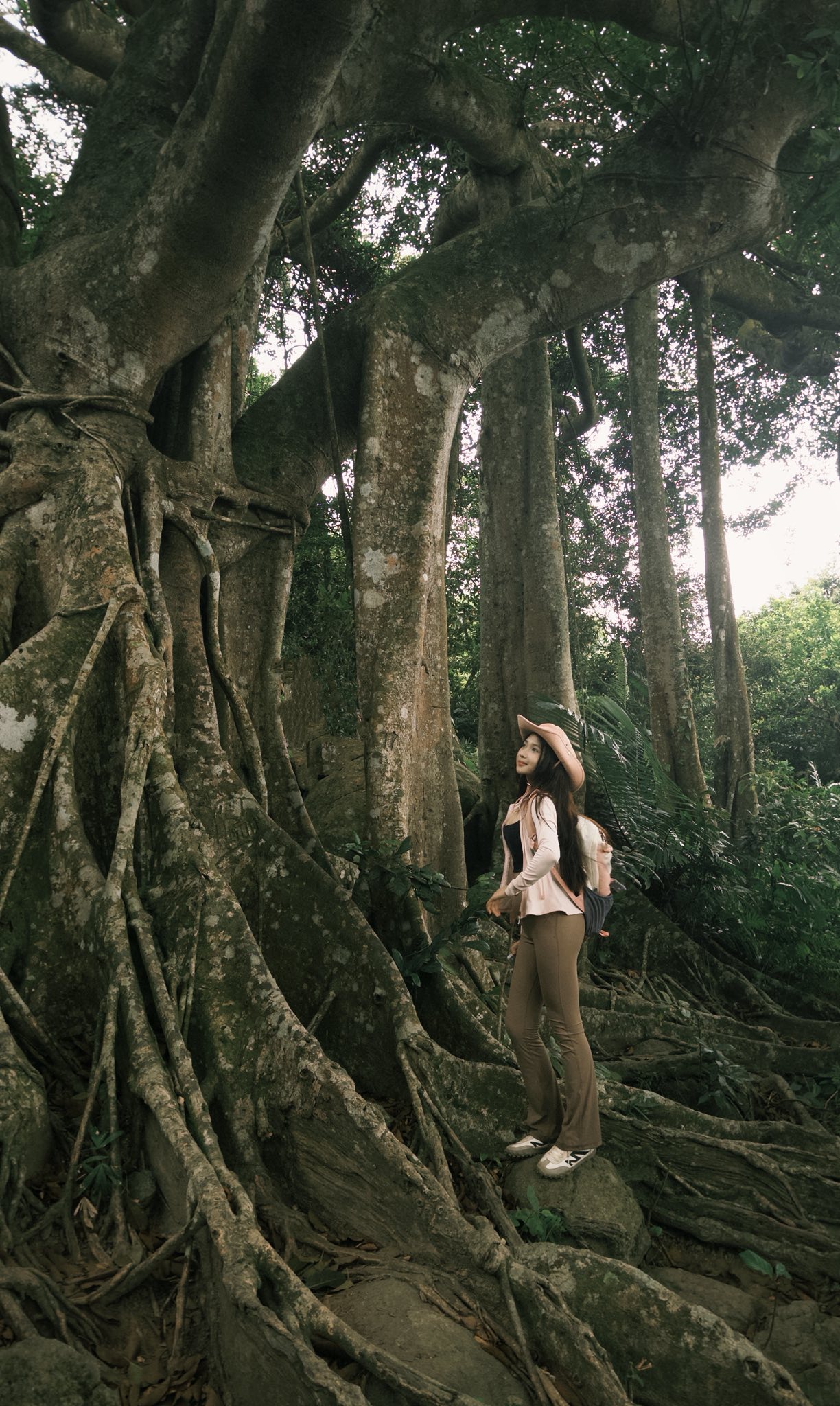 Mê mẩn với bộ ảnh Trekking đẹp như phim của hot girl xinh đẹp