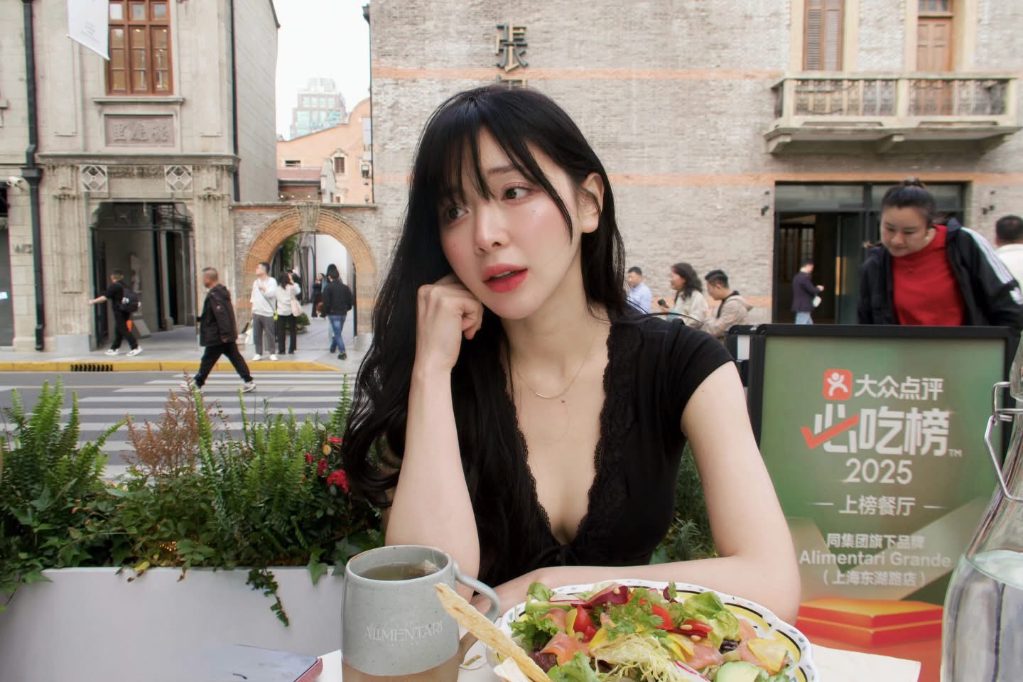 Nữ thần mặt mộc bị fan nam quay xe 