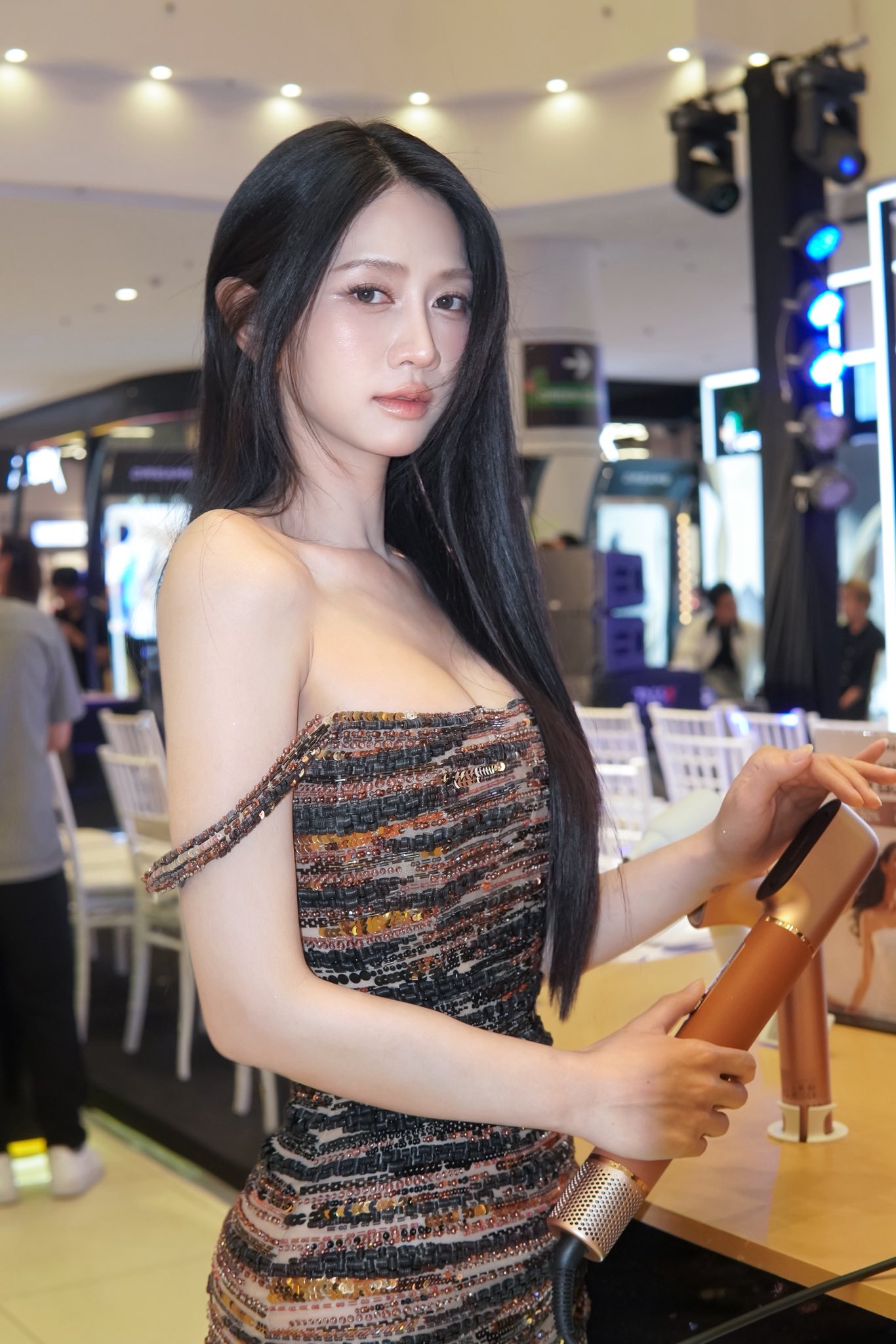 Lê Bống trổ tài 