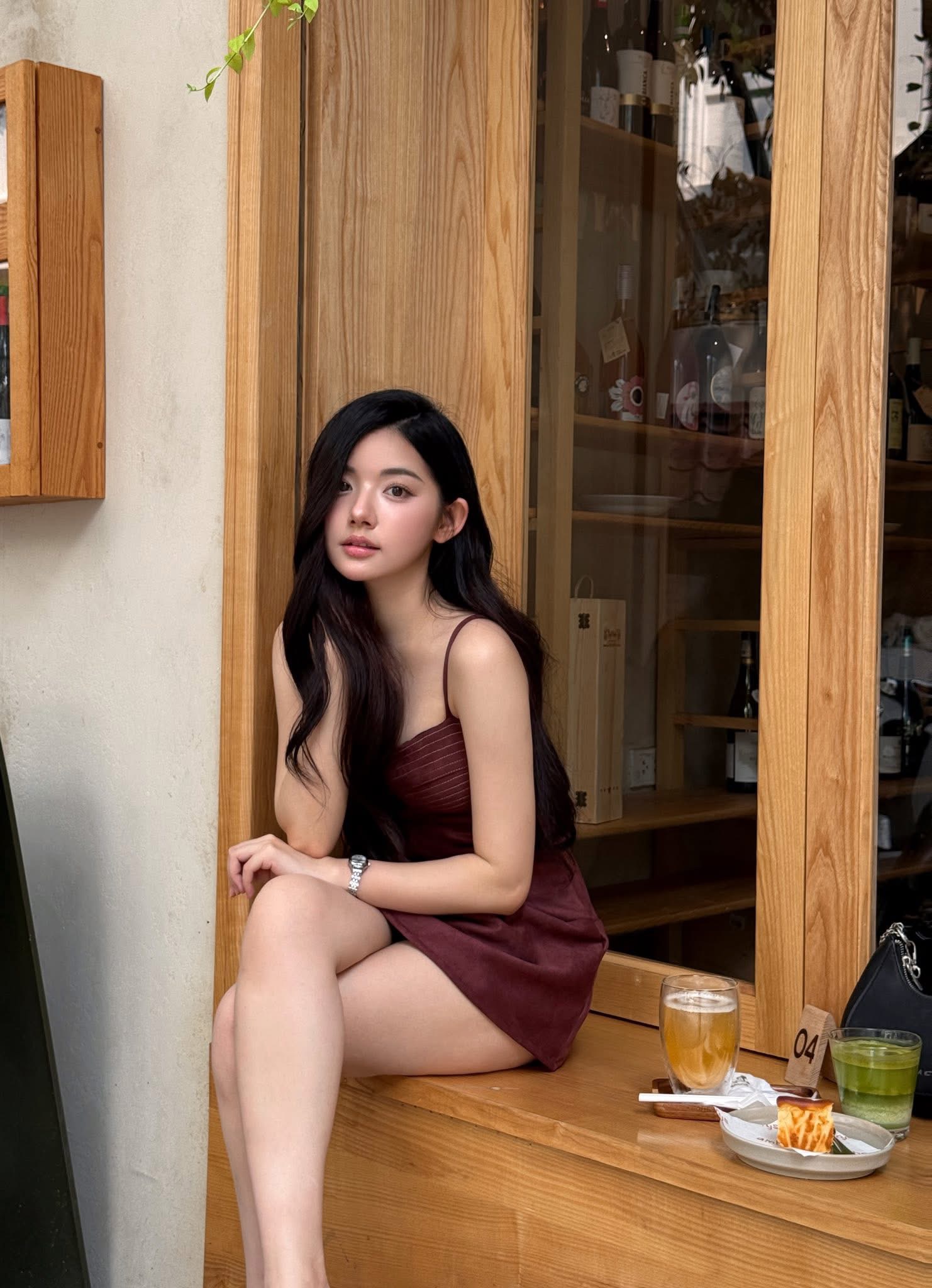 Trầm trồ vóc dáng hotgirl mukbang, ăn thả ga vòng eo vẫn mướt mượt