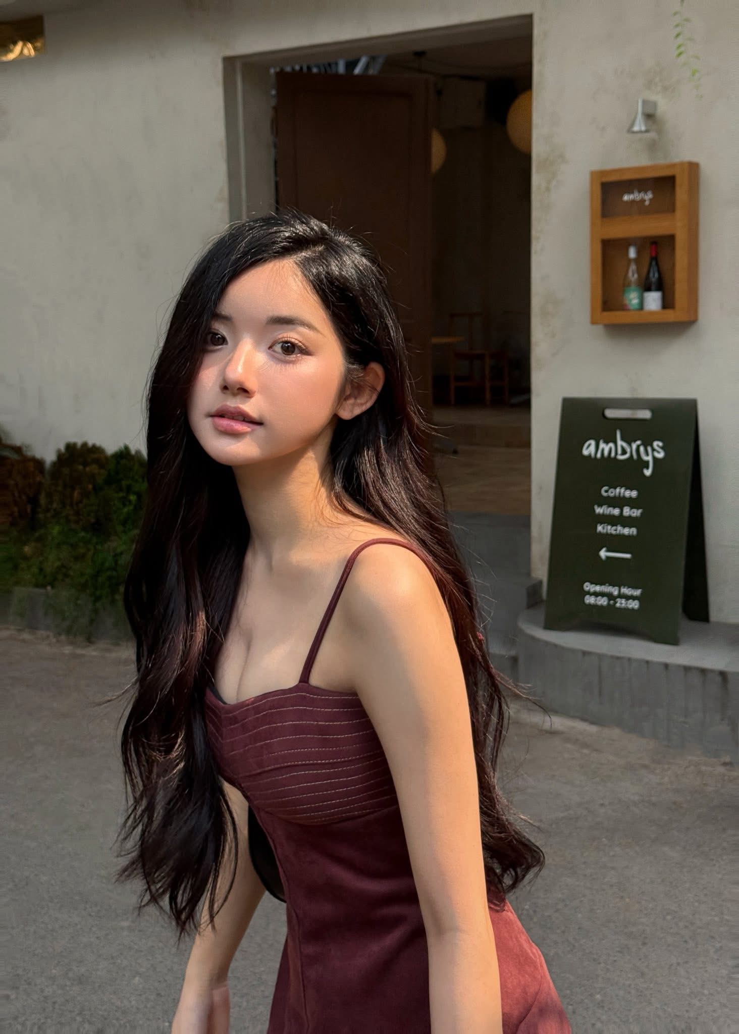 Trầm trồ vóc dáng hotgirl mukbang, ăn thả ga vòng eo vẫn mướt mượt