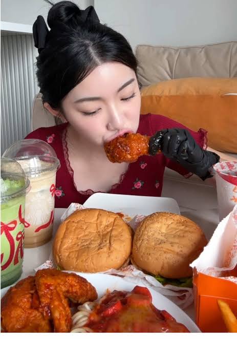 Trầm trồ vóc dáng hotgirl mukbang, ăn thả ga vòng eo vẫn mướt mượt
