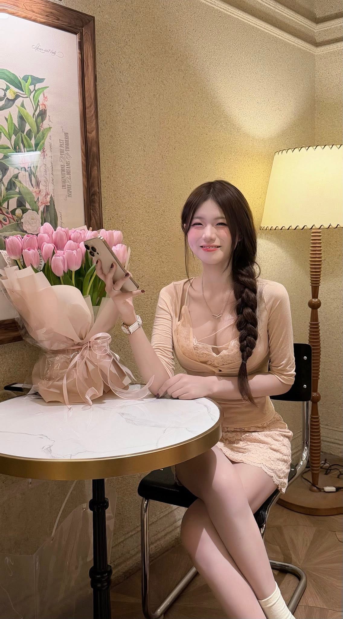 Từng khóc nghẹn vì bị khách trêu, hot girl Mỹ Lệ khiến dân mạng 