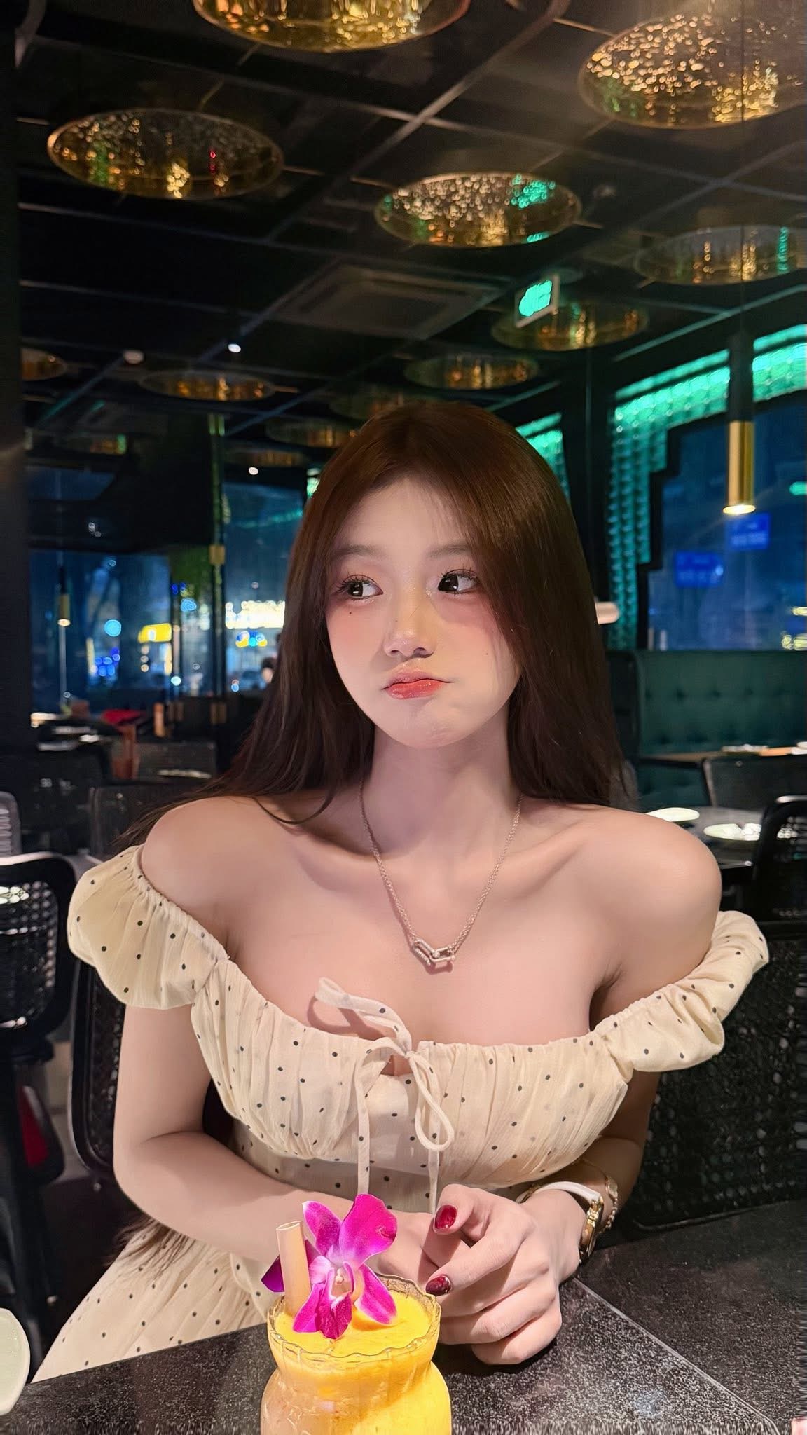 Từng khóc nghẹn vì bị khách trêu, hot girl Mỹ Lệ khiến dân mạng 