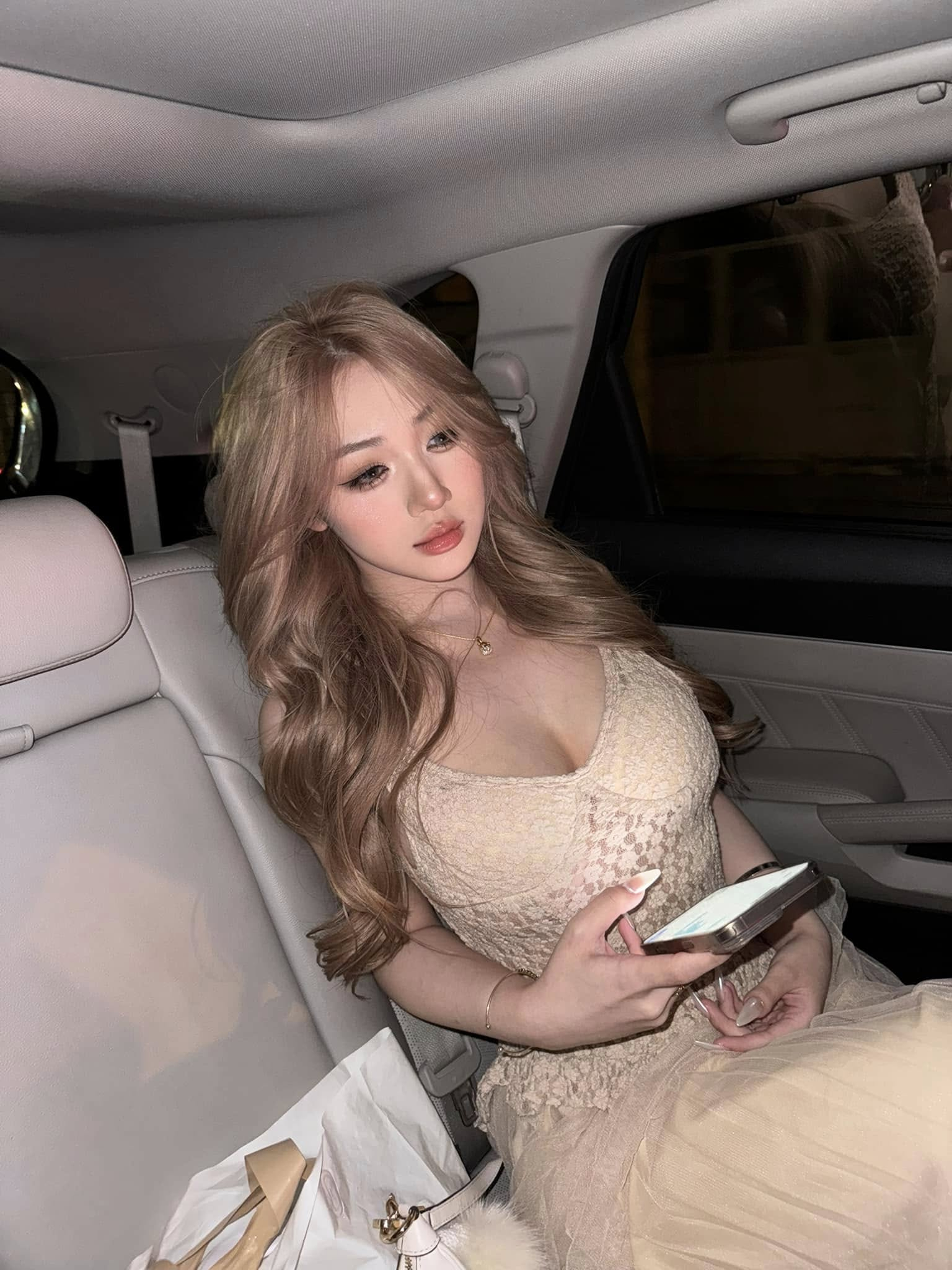 Trần Hà Linh xuất hiện với diện mạo 