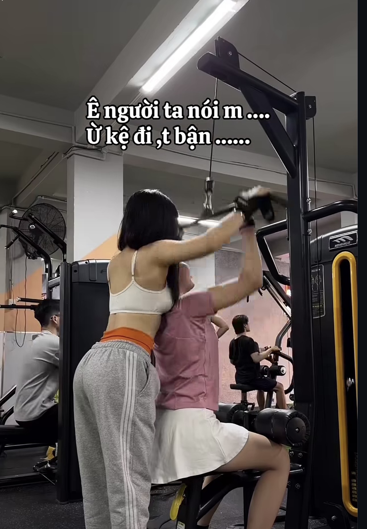 Bị mỉa mai khiếm nhã về vóc dáng, nữ PT gym có màn phản pháo chất lừ