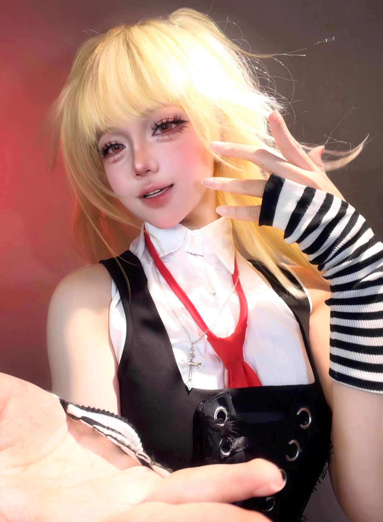 Tái xuất, nữ coser tung ảnh chấn động khiến fan nam 