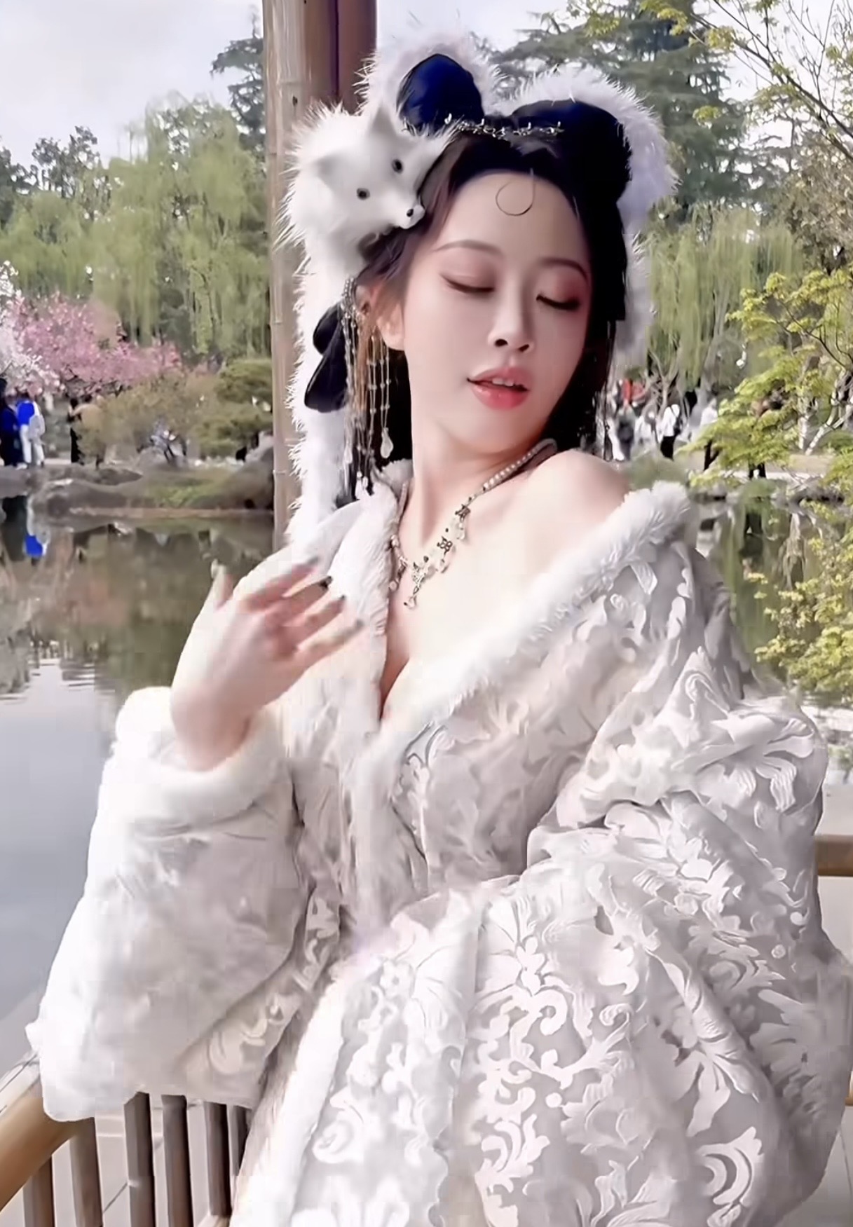 Nhập vai Tiên Cáo rồi thể hiện màn vũ đạo đầy mê hoặc, nữ coser đẹp không tì vết khiến fan lạc lối