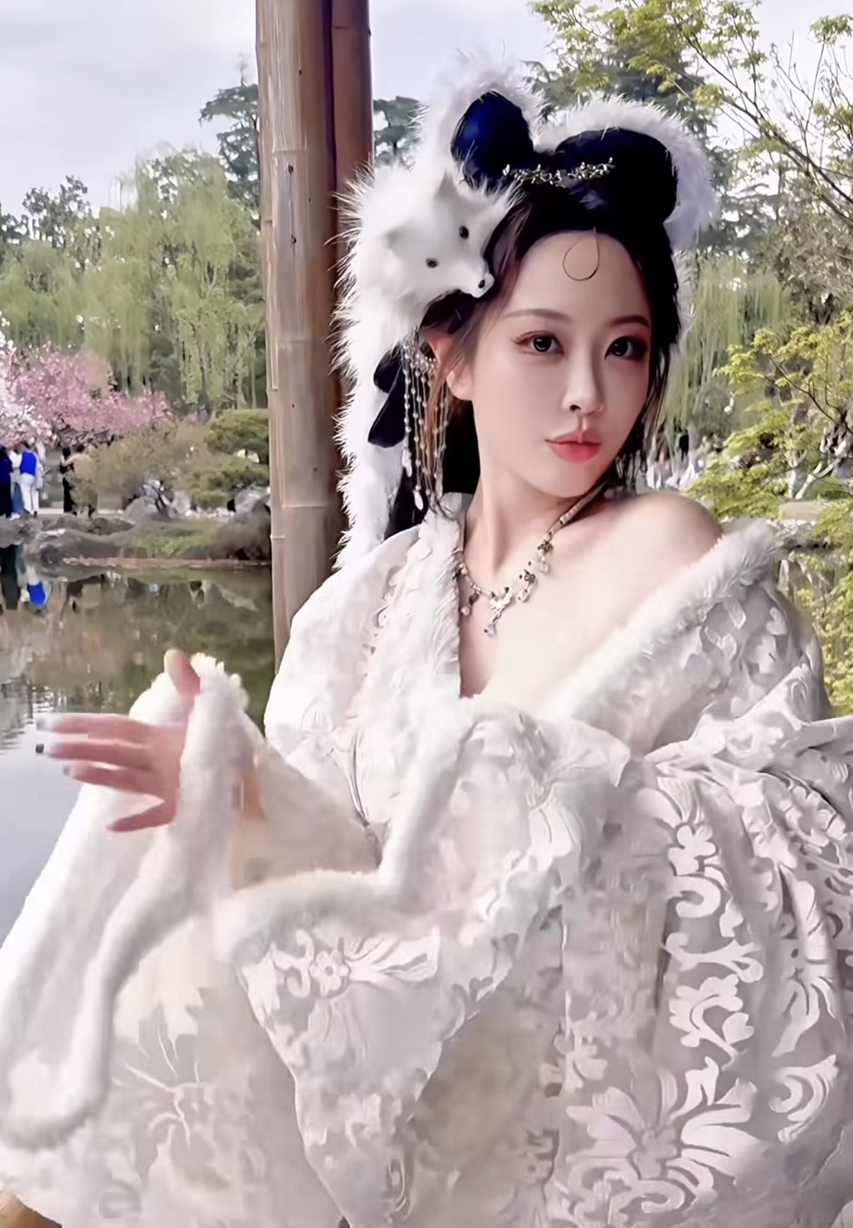 Nhập vai Tiên Cáo rồi thể hiện màn vũ đạo đầy mê hoặc, nữ coser đẹp không tì vết khiến fan lạc lối