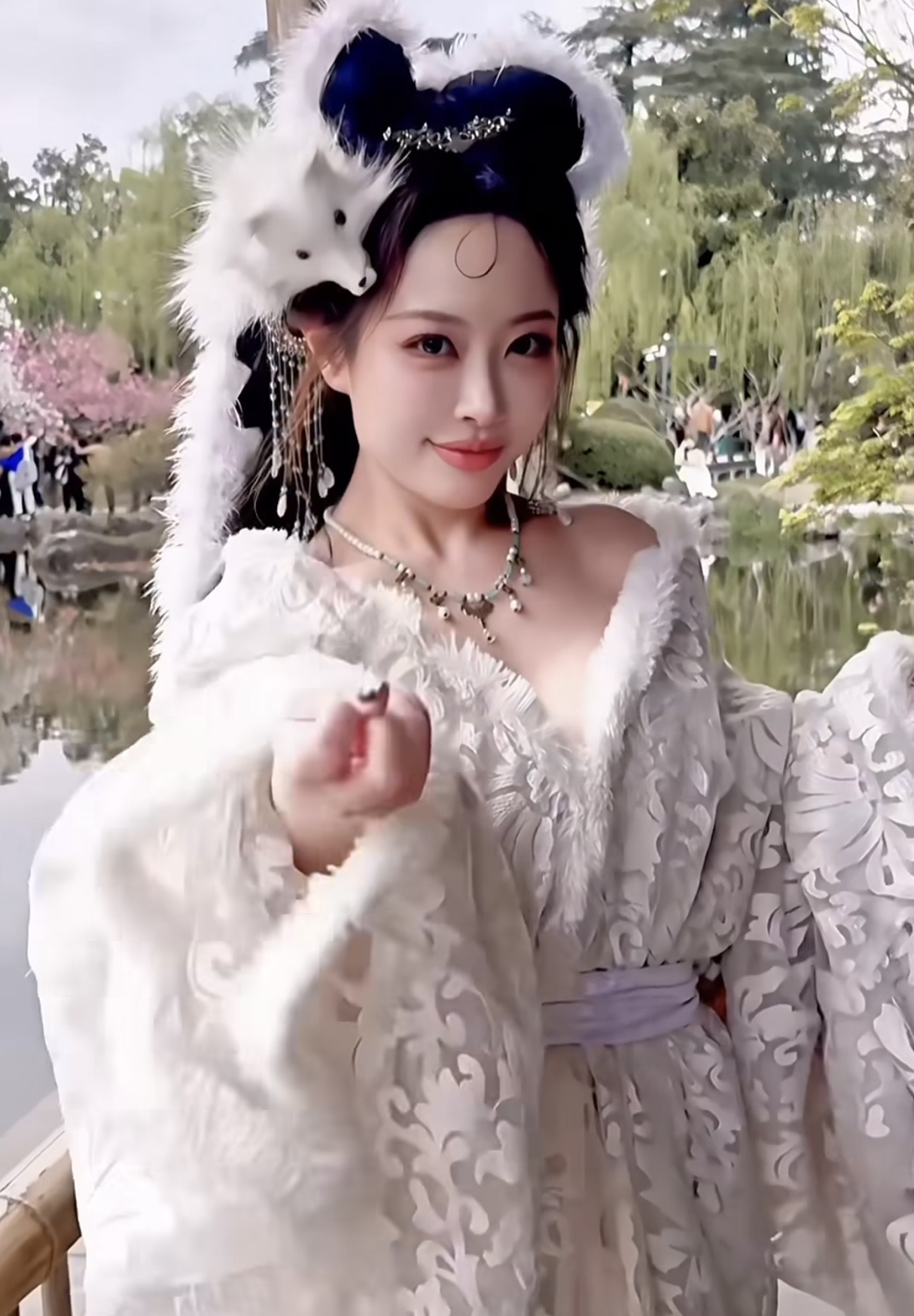 Nhập vai Tiên Cáo rồi thể hiện màn vũ đạo đầy mê hoặc, nữ coser đẹp không tì vết khiến fan lạc lối