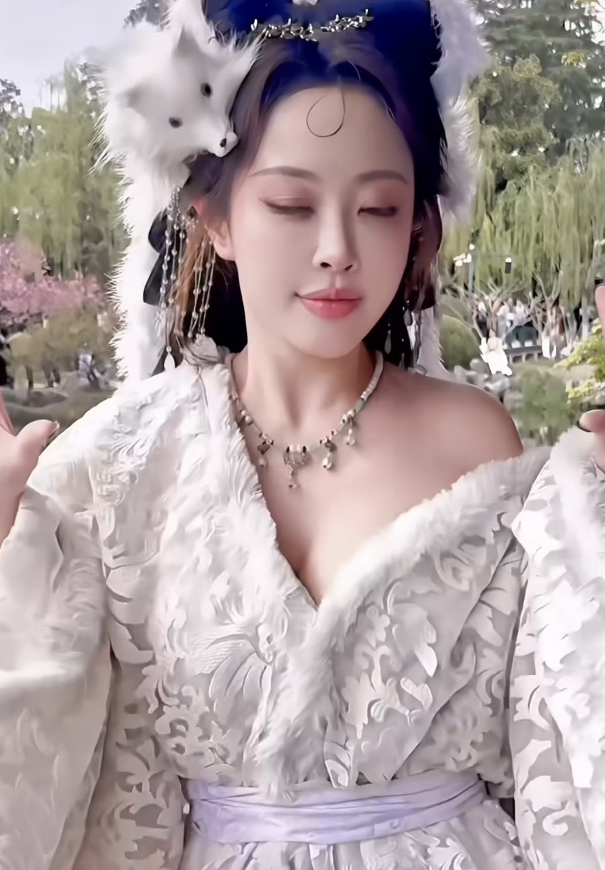 Nhập vai Tiên Cáo rồi thể hiện màn vũ đạo đầy mê hoặc, nữ coser đẹp không tì vết khiến fan lạc lối