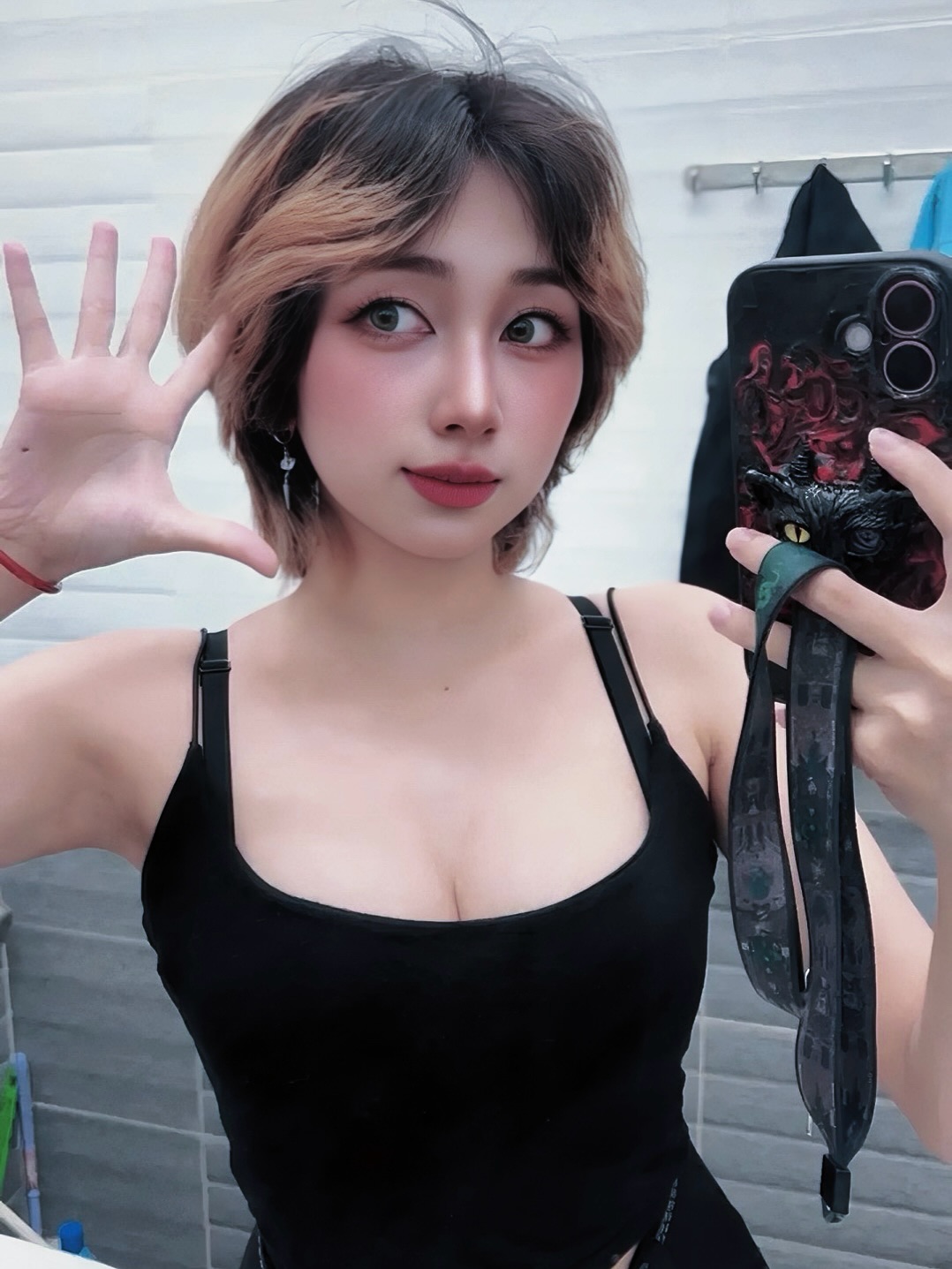 Hot girl vẫn đang tích cực định hướng và xây dựng hình ảnh của bản thân.