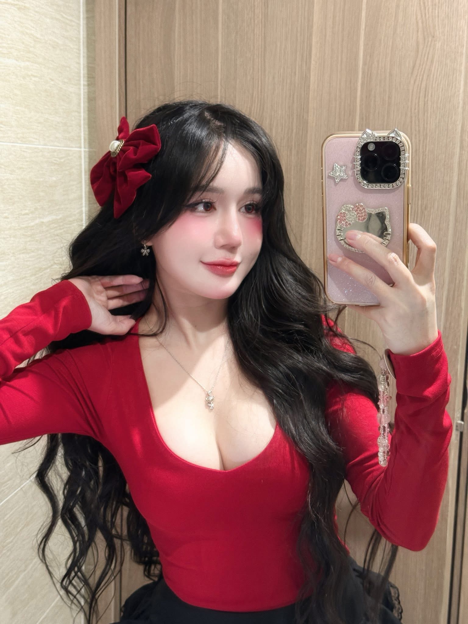 Nữ coser triệu view tung khoảnh khắc hóa tiên cá cực phẩm, lời tuyên bố lém lỉnh mới gây sốc!