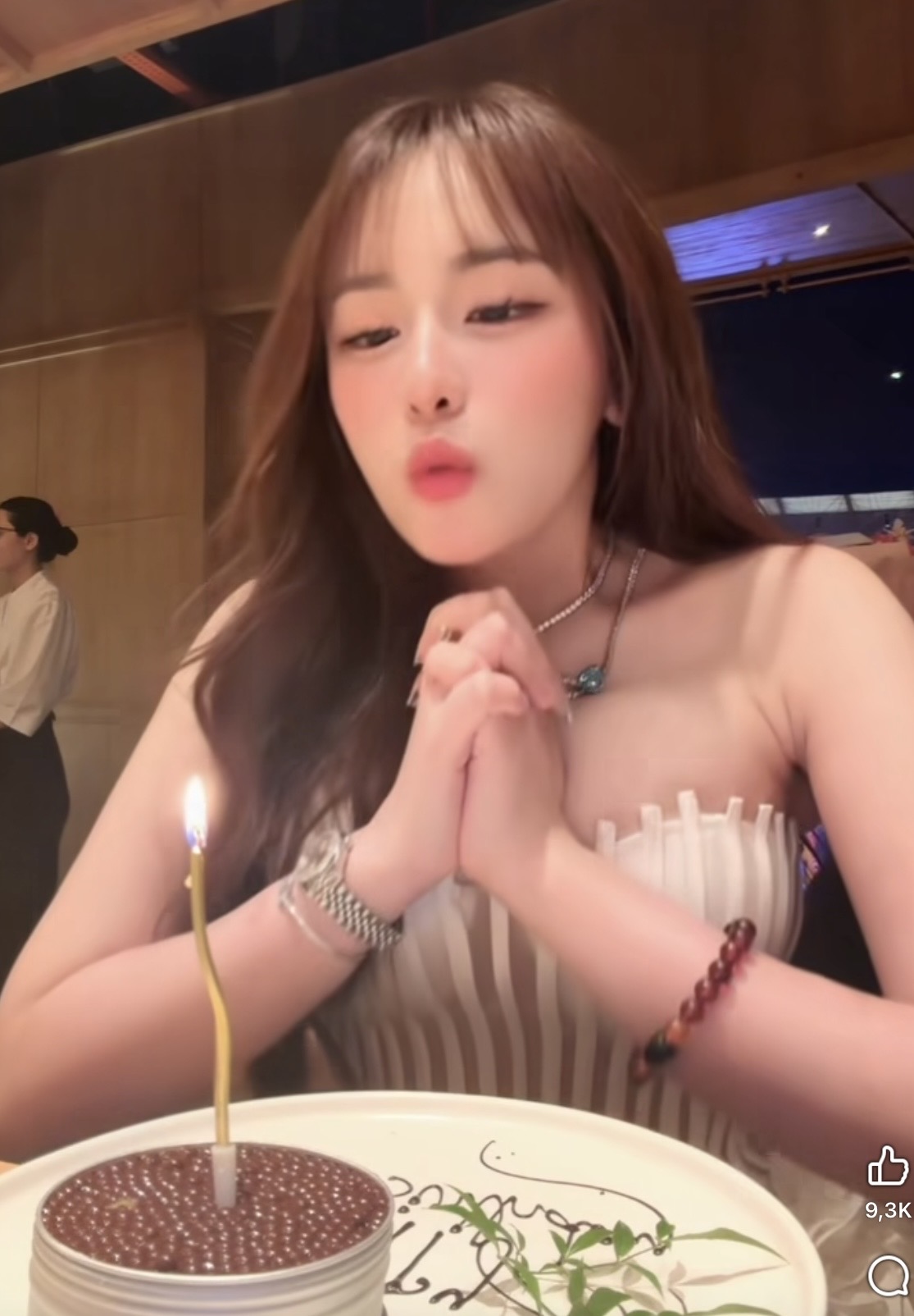 Có hay không chuyện cố tình dàn dựng góc quay, diện đồ o ép 