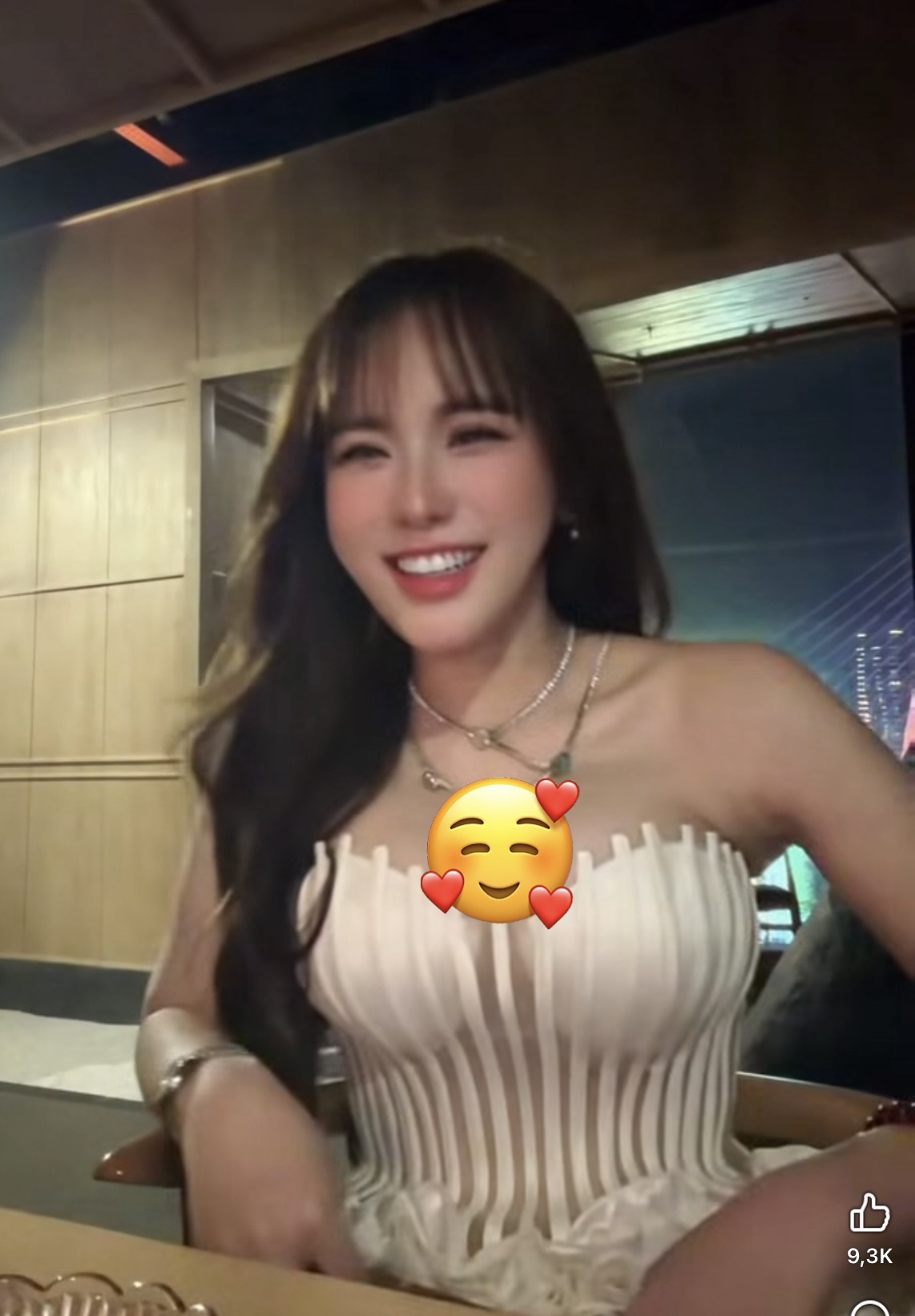 Có hay không chuyện cố tình dàn dựng góc quay, diện đồ o ép 