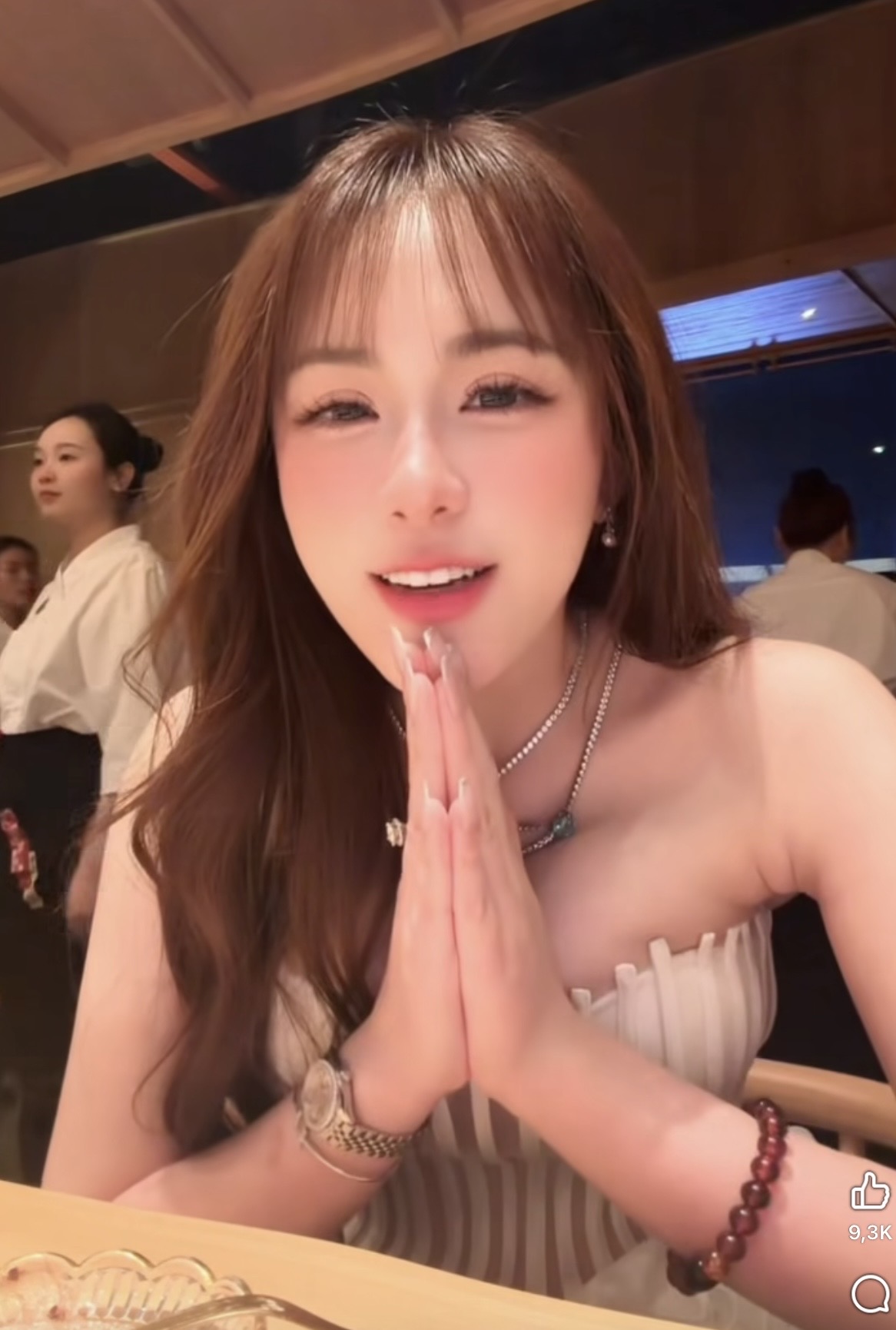 Có hay không chuyện cố tình dàn dựng góc quay, diện đồ o ép 