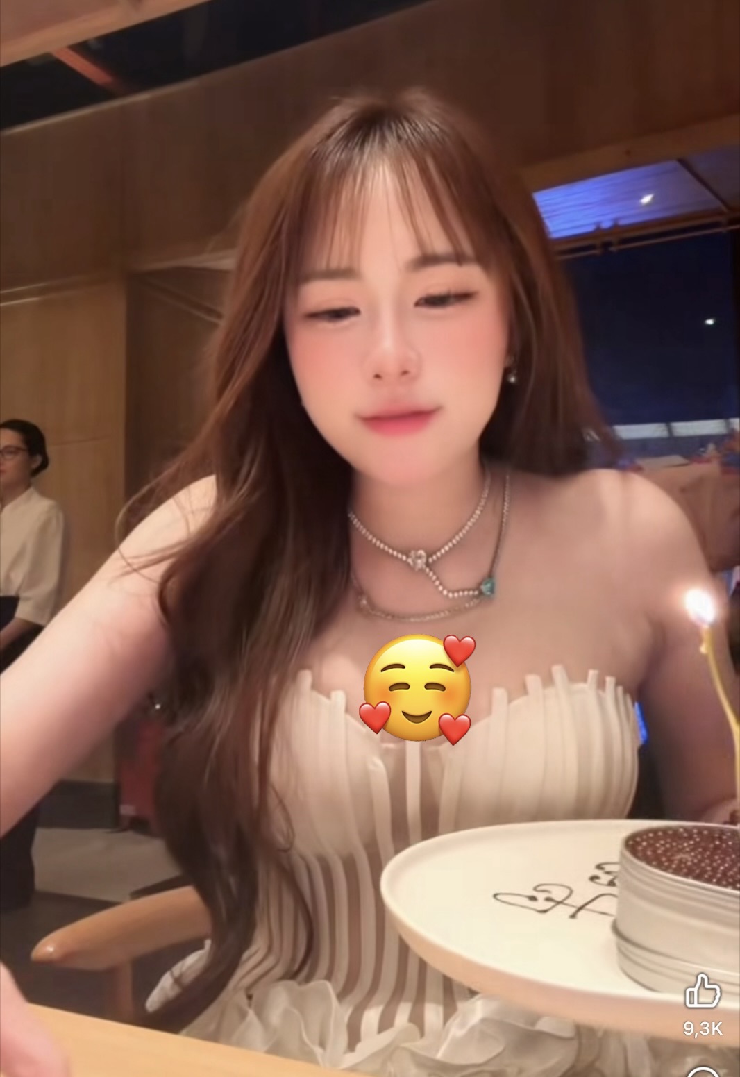 Có hay không chuyện cố tình dàn dựng góc quay, diện đồ o ép 