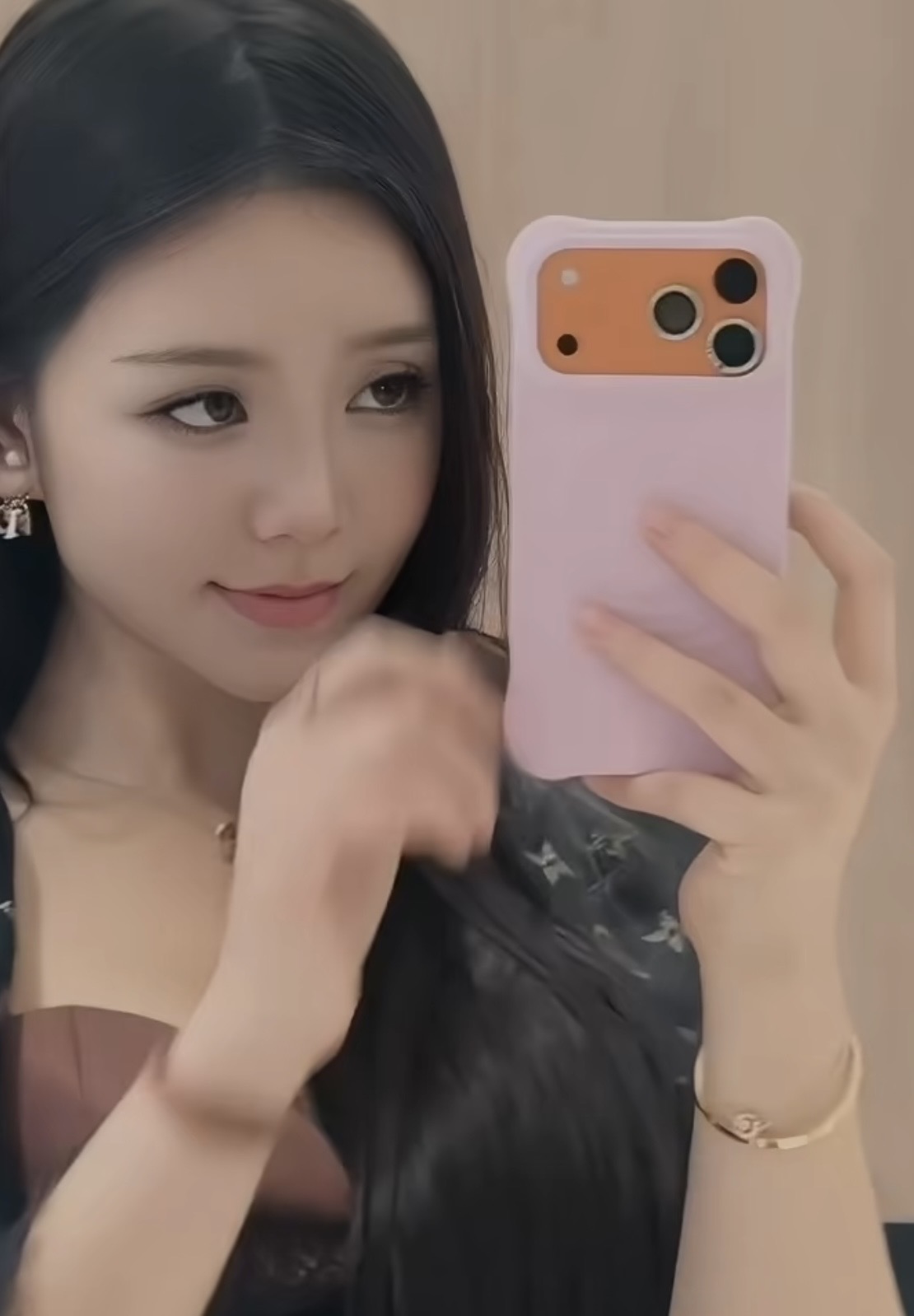 Quỳnh Kool tung video 