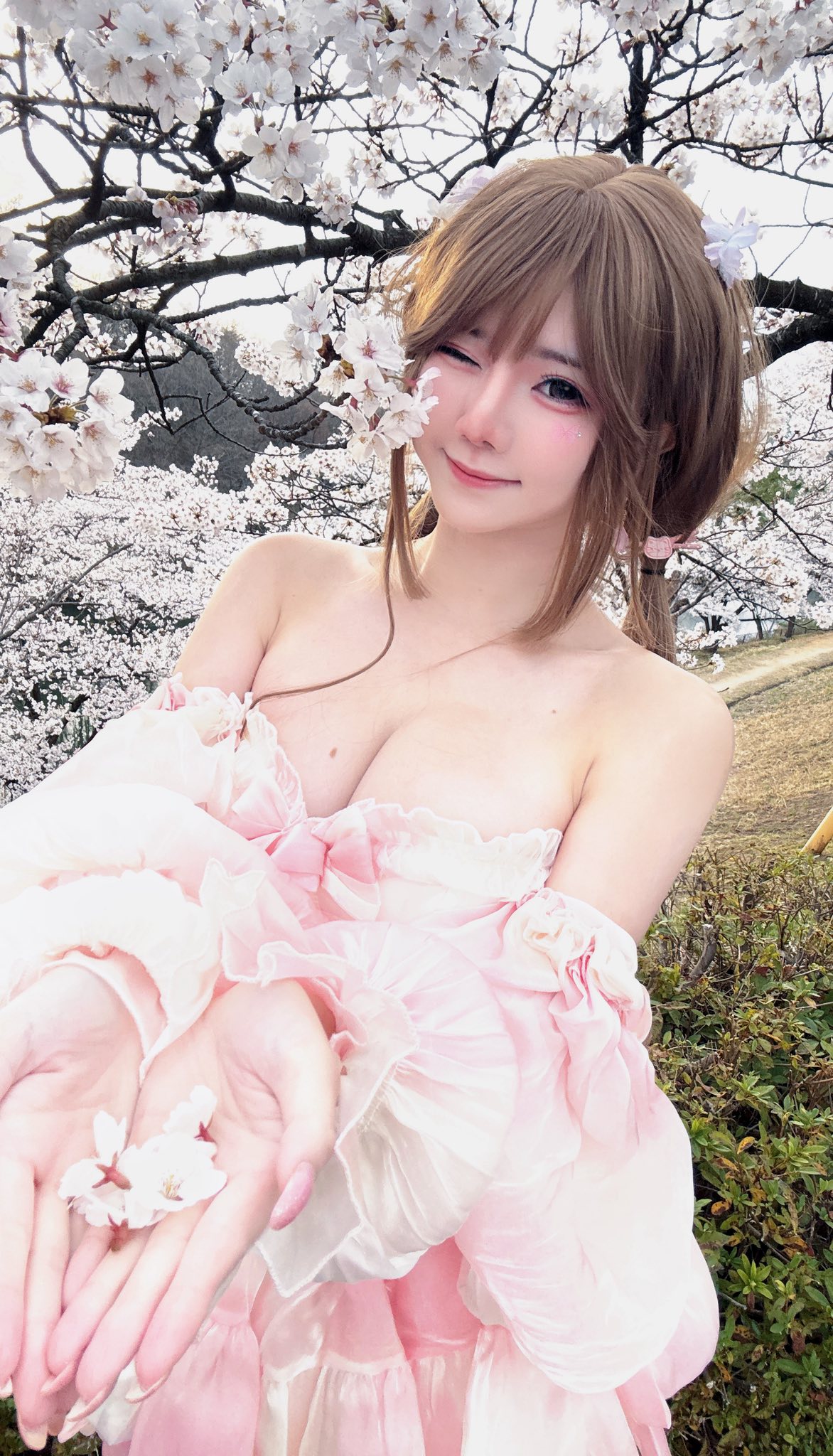 Ngây ngất với bộ ảnh hoa đào của nữ coser nổi tiếng, cảnh đẹp mê ly khiến người xem hết lời khen ngợi