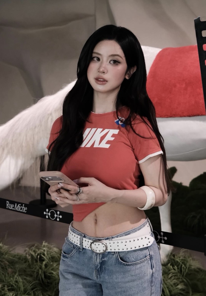 Lấy lại vóc dáng thần tốc, Hàn Hằng khoe đường cong bén ngót như chưa từng sinh nở!