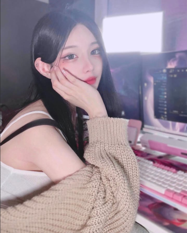 Làm thêm ở quán net, hot girl xinh đẹp khiến lượng khách tăng vọt, visual như búp bê