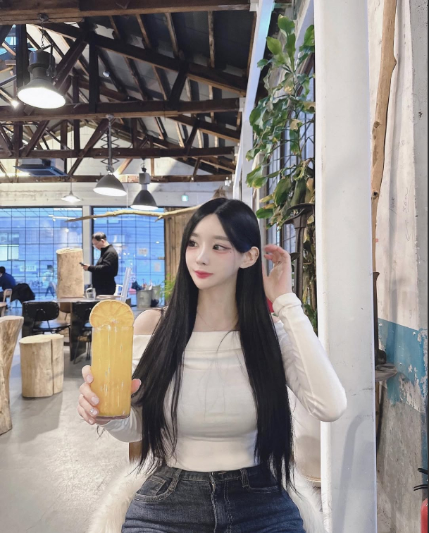 Làm thêm ở quán net, hot girl xinh đẹp khiến lượng khách tăng vọt, visual như búp bê