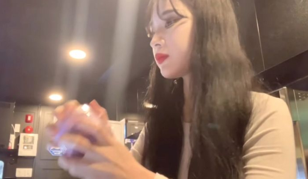 Làm thêm ở quán net, hot girl xinh đẹp khiến lượng khách tăng vọt, visual như búp bê