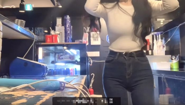 Làm thêm ở quán net, hot girl xinh đẹp khiến lượng khách tăng vọt, visual như búp bê