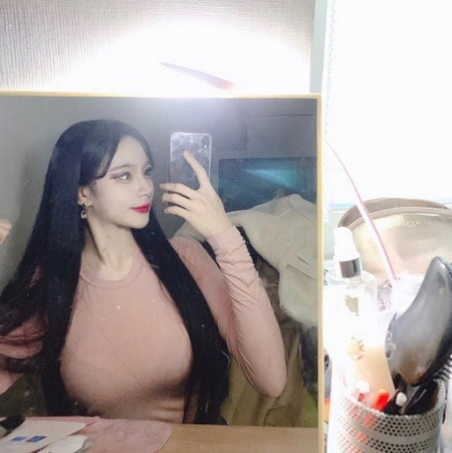 Làm thêm ở quán net, hot girl xinh đẹp khiến lượng khách tăng vọt, visual như búp bê